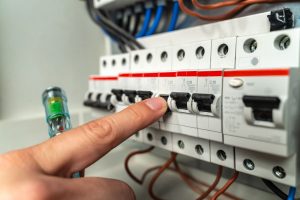 قطع برق قبل از تمیز کردن لوستر